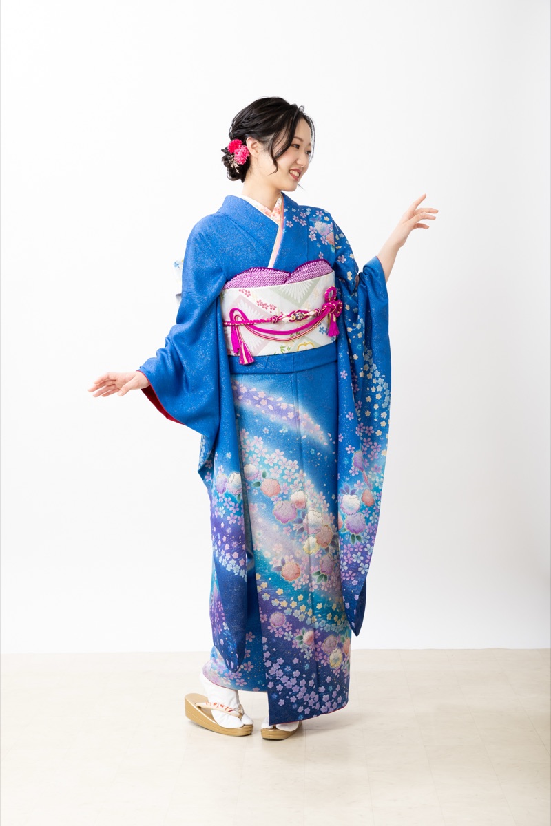 白背景のスタジオで振袖姿の女性を全身で捉えた写真